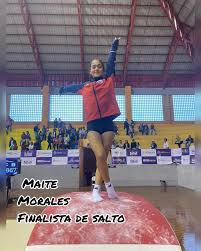 Excelentes noticias nos llegan el primer día de competencia en Sucre 🇧🇴  Las gimnastas chilenas hicieron una linda competencia y tenemos finalistas  Barras Maite Morales @maite_1303 Mayra Pereira Salto Maite Morales Colomba