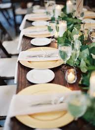 Elegant Wedding Decoration Idea Using Gold Plate Chargers And Fancy Tabletop Decorations Gold Charger Plate Charger Plates Wedding Wedding Table Settings Gold