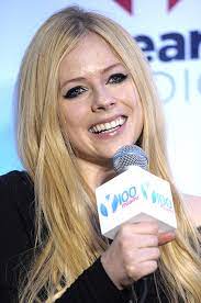 — «апрель») было выбрано её отцом, франкоканадцем. Avril Lavin Otvetila Fanatam Kotorye Uvereny Chto Ona Umerla 15 Let Nazad Spletnik