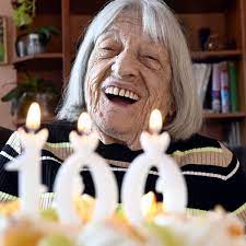 Hon är den äldsta levande olympiska mästaren och medaljören. Agnes Keleti Olympic Great Who Fled Nazis And Soviets Smashes 100 Barrier Olympic Games The Guardian