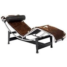 Chaise longue moderna armação de metal pele de cor branca, preta ou pelo branco e preto dimensões: Lc4 Chaise Lounge Cowhide In 2021 Lc4 Chaise Lounge Chaise Lounge Chaise Lounge Chair