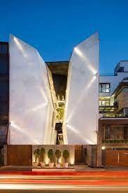 Comprising 128 rooms, the unique hotel atrium split is set in shopping district within a short drive from the gargantuan gregory of nin statue. Unique Cleft House Split By An Atrium Digsdigs