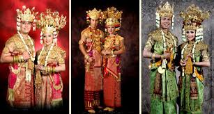 Sejarah pakaian tradisional melayu orang melayu tempatan pra sejarah sudah mempunyai kemahiran membuat pakaian daripada kulit kayu melalui bukti batu penerap yang ditemui. Pakaian Adat Palembang Sumatera Selatan Kesenian Kesenian Adat Tradisional Indonesia