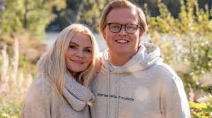 Han er kjent for norskspråklige festlåter som «one night stand» og «herregud». Mia Gundersen Vidar Villa Drommehytta S01e08 Tvmaze