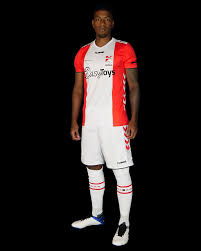 Bekijk meer ideeën over voetbal, luis suarez, voetbal tekenen. Fc Emmen Deal Of G E E N D E A L Dit Shirt Met Facebook