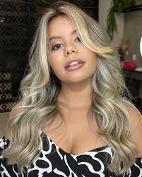 Aquele loiro que as loirinhas amam Essa técnica realçou ainda mais a beleza  da nossa cliente, trazendo um resultado que super combinou com ela!  Gostaram? • • • #loiros #loiras #hair #cabelos #