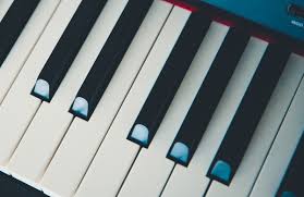 Ein elektronisches klavier (klavier, bei dem die angeschlagenen töne elektroakustisch erzeugt werden). Warum Sind Klaviertasten Schwarz Und Weiss Musikmachen
