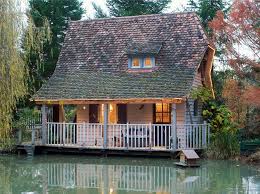 Un Cabanon Nordique Au Bord De L Etang Le Journal De La Maison Maison De Campagne Chalet De Campagne Cabanon