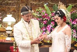 52 model kebaya akad nikah resepsi. Haruskah Mengenakan Kebaya Putih Saat Akad Nikah Weddingku Com