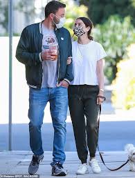1,626,070 likes · 9,308 talking about this. Ben Affleck Freundin Ana De Armas Halt Sie Auf Seinen Arm Und Schiesst Ihn Liebevoll Aussieht Aktuelle Boulevard Nachrichten Und Fotogalerien Zu Stars Sternchen