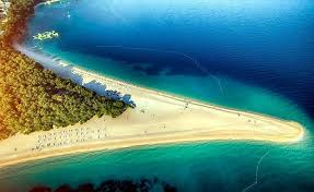 A pie, en la playa se las playas de arena en croacia no son comunes a lo largo de las costas rocosas del país, y los que. Las Siete Mejores Playas Paradisiacas De Croacia Parking Sol Mediterraneo Aeropuerto De Malaga