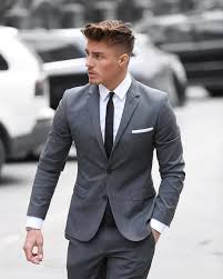 Grauer Anzug In Tailored Fit Weisses Hemd Und Schwarze Krawatte Stylisher Klassiker Grey Suit Men Wedding Suits Men Grey Wedding Suits Men