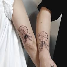 Le tatouage attrape rêve ou capteur de rêve est une variante du tatouage plume chargé de symboles. 101 Idees De Tatouage D Attrape Reves Pour Vous Inspirer