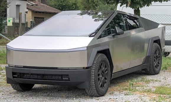 File:2024 Tesla Cybertruck Foundation Series IMG 0642.jpg - Wikimedia  Commons