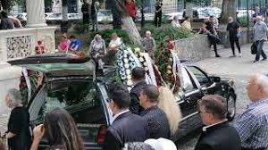 Femeia celebră a venit și ea la înmormântare. Inmormantare Costin MÄƒrculescu Youtube