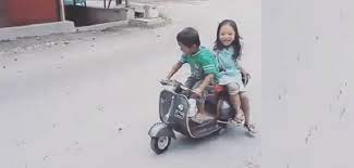 Kereta ke trelar auto tu??rasa kereta tu manual kn sbb kereta lama. Vidio Anak Kecil Bonceng Cewek Pake Vespa Ternyata Bonsaibiker
