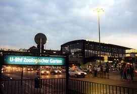 Der bahnhof berlin zoologischer garten ist ein bahnhof der deutschen bahn im berliner ortsteil charlottenburg am hardenbergplatz in unmittelbarer nähe zum berliner zoo. Von Berliner Geschichte Gezeichnet Der Bahnhof Zoo Urbanite Net