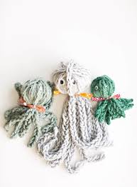 Hats in particular can be started top down on double pointed needles with the increases added until the preferred size is achieved, switching to an appropriate circular needle when enough stitches have been added. Finger Knit Octopus Review Of Knitting Without Needles Book