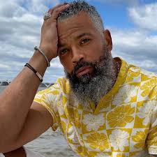 ManlyMonday Now you know when I saw #FoxNews5 Contributor, #DarrylEJones  dressed in that mellow yellow, I had to share him with y'all this morning.  There is nothing as attractive as a man