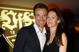 Das teilten die königsblauen am freitag mit. Vfb Torjager Simon Terodde Und Seine Frau Laura Mit Der Meisterschale Stuttgarter Nachrichten