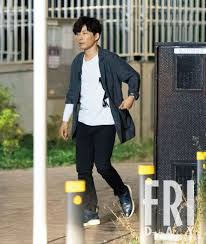 星野源 目黒川沿いで人気ドラマ miu404 の迫真ロケ現場 friday yahoo ニュース 星野 源 源 星野源 めがね