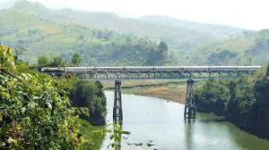 Ketika menunggu ia main hp dan sesekali mengamati sekitar. Bandung Bogor Kini Bisa Naik Kereta Gratis Hingga Akhir Pekan Kumparan Com