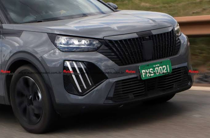 Novo Peugeot 2008 GT 2025 é flagrado sem camuflagem