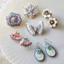 スパンコールの華麗な彩りと輝き オートクチュールビーズ刺しゅうアクセサリーの会｜フェリシモ【公式通販】