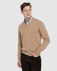 A scarf, and some pretty earrings, and you're good to go. Men S Camel V Neck 100 Cashmere Sweater Mirto Fashion El Corte Ingles