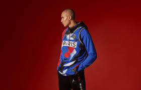 La bande rouge est donc revisitée une nouvelle fois, s'éloignant de plus en plus du maillot «hechter » (couturier et président du club parisien de 1973 à. Le Psg Devoile Son 4eme Maillot Noir Et Bleu Blanc Rouge Floque Jordan En Marge Du Nba Paris Game 2020 Sportbuzzbusiness Fr