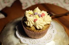 Saftiger bananen walnuss muffins mit buttercreme frischkäsetopping. Bananen Cupcakes Mit Mandel Zimt Frosting Fructosereduziert The Whitest Cake Alive