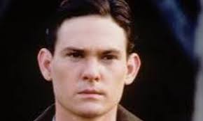 Geniale, drammatico,duro e veritiero... Film molto bello a mio parere ...  L' AMICO DI FAMIGLIA ❤