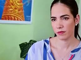 Observe bien? Sera que la recien llegada solo trajo un vestido y nunca a  visto a las hijas ademas??