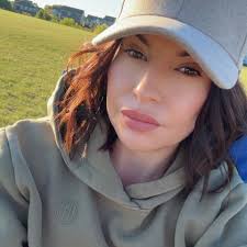 Who can photograph a large family photo shoot in May?