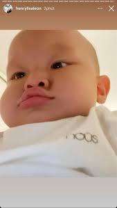 Gia đình Hà Hồ lên đồ đi dự tiệc, biểu cảm Leon khác biệt