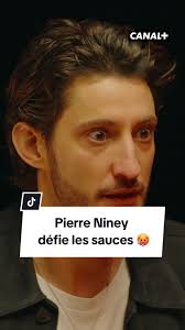 Pierre Niney défie les sauces dans Hot Ones 🎭