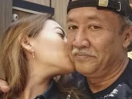 Tak perlu admin jawab pun sebagian warganet sudah paham :d. Mbah Kung Kakek Sugiono Asal Indonesia Meninggal Dunia