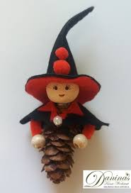 Hexe Waldburga Die Handgefertigte Figur Aus Zapfen Ist Eine Bezaubernde Geschenkidee Fu Weihnachtsdeko Selber Basteln Halloween Deko Basteln Weihnachtsbasteln
