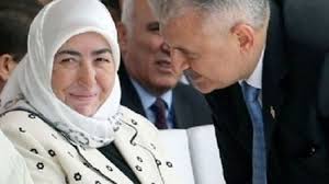 Binali yıldırım gibi eşi semiha yıldırım'ın da koronavirüse yakalandıkları ve testlerinin pozitif çıktığı belirtildi. Esi Semiha Yildirim Dan Basbakan A Konusmalari Cok Uzun Tutma Millet Sikiliyor Siyaset Haberleri