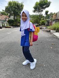 Tetangga sebelah saya juga mempunyai seorang anak dan jarang bergaul. Kasut Sekolah Ringan Selesa Untuk Anak Sekolah Rendah