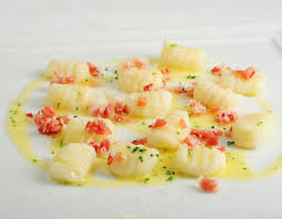 Mais 1 kg de p/de terres + 200 g de farine + 1 oeuf et un peu de sel c'est bien dosé. Gnocchi De Pommes De Terre Avec Sauce Au Speck Alto Adige Igp