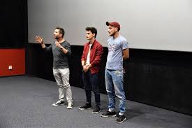 Inițial, el încearcă să se adapteze, dar, în cele din urmă, își dă seama că sistemul este complet corupt și abuziv. Un Pas In Urma Serafimilor Un Film Despre Tineri In CÄƒutarea CredinÈ›ei Abuzul De Putere È™i Respectarea Valorilor