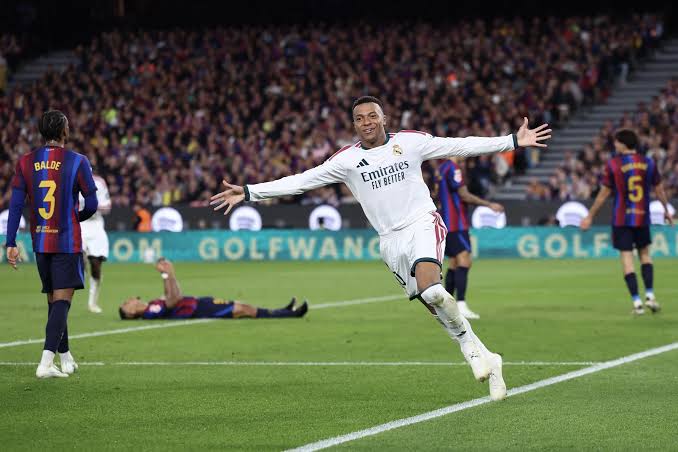 Mbapp&eacute; marca duas vezes, Real Madrid vence o Barcelona e acaba com 100% do rival no Espanhol - Gazeta Esportiva