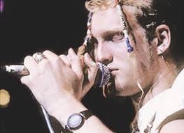 Layne during Clash of the Titans tour. Wearing the wraps that Stormy Lee  Rollins placed in his hair. Layne picked out his own colors. • • • • Credit  to the photographer —————————————————— #