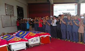 Enam anggota pasukan penyelamat dalam air (ppda) jabatan bomba dan penyelamat malaysia (jbpm) lemas di lombong, taman putra perdana, puchong, hari ini. Penghormatan Terakhir Buat 6 Anggota Bomba Terkorban Salaam