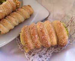 1 rotolo di pasta sfoglia, meglio rettangolare. Cannoli Di Pasta Sfoglia Con Crema Pasticcera Un Bocconcino Di Golosa Bonta