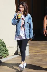 Best Selena Gomez Style Fashiontur Com In 2020 Selena Gomez Outfits Casual Selena Gomez Street Style Selena Gomez Outfits