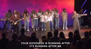 @carrieunderwood showed up at Rolling Hills Community Church in Franklin,  Tennessee to lead the congregation in a beautiful rendition of Bethel  Music’s “Goodness of God” ⛪️, 🎥: @bethelmusicbelievers ...