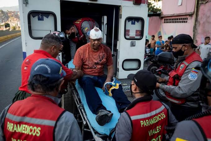 Las jornadas contra reloj de los paramédicos de Venezuela para salvar vidas