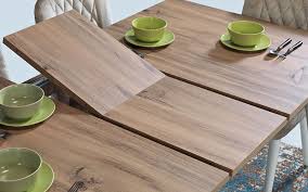 Küçük odalarda yapacağınız dekorasyonlarda kullanabileceğiniz alternatif yemek masası modellerinden biri de yuvarlak masalardır. Kucuk Salonda Yemek Masasi Nereye Konmali Yemek Yemek Masasi Mobilya